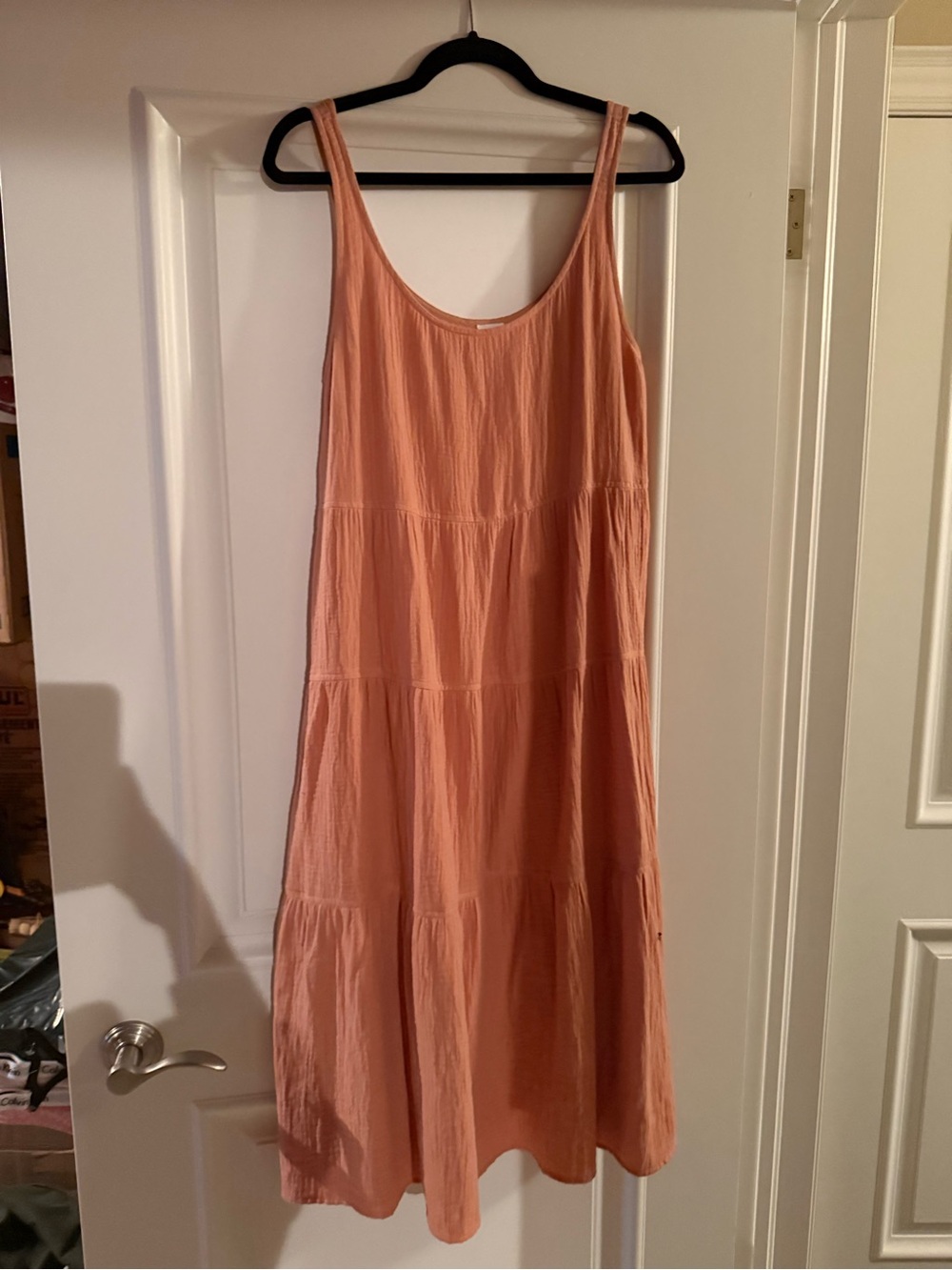 Aritzia Womenโs Peach Tiered Sleeveless Dress